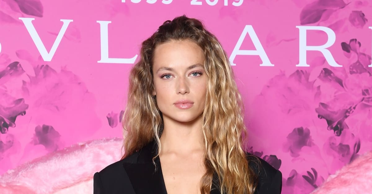 Hannah Ferguson Shows Off Slim Figure Mirror Selfie Skills In Gingham Bikini Trucker Hat