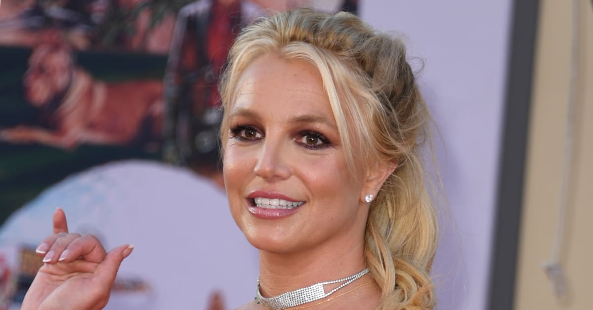 Britney Spears Dancing In A Pink Bikini On A Boat In French Polynesia