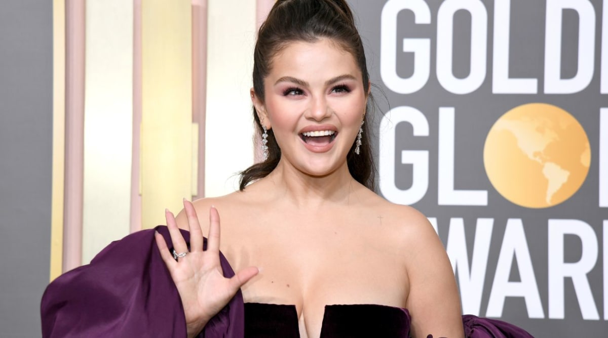 Selena Gomez’s Golden Globes Mani Is the Perfect Glam Take on Nude Nails