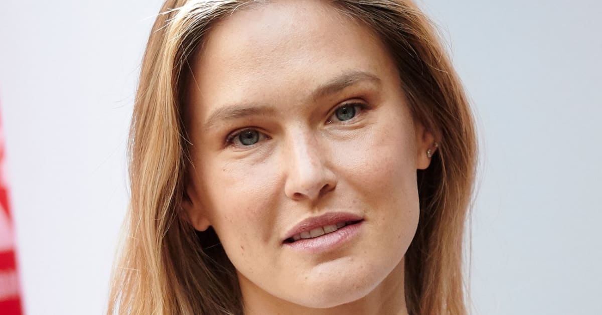 Bar Refaeli Elevates Her Simple One-Piece With an Elegant White Button ...