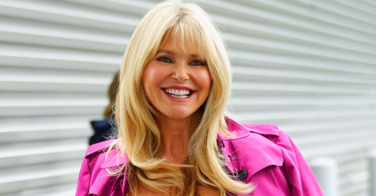 Christie Brinkley Posts Amazing Beach Bikini Throwback Photo Sports Illustrated Lifestyle 