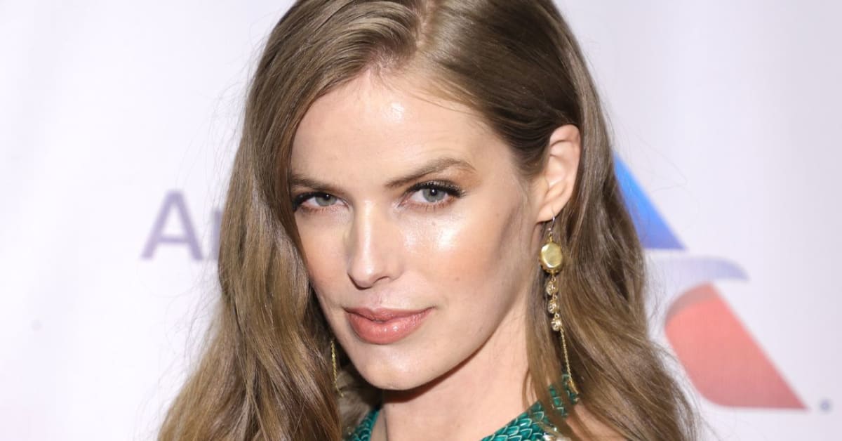 Model Robyn Lawley Gets Candid On Embracing Her Natural Skin This Summer Sports Illustrated 