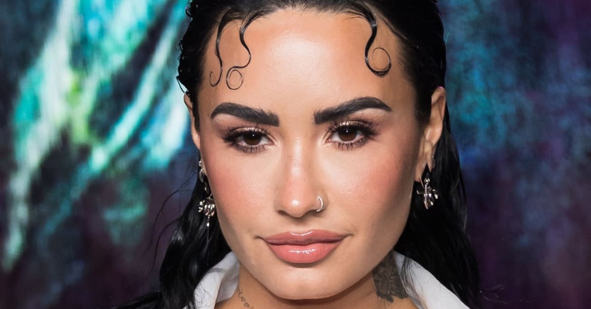 Demi lovato best sale nose piercing