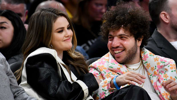 Selena Gomez and Benny Blanco Cozy Up Courtside at the Lakers Game si ...