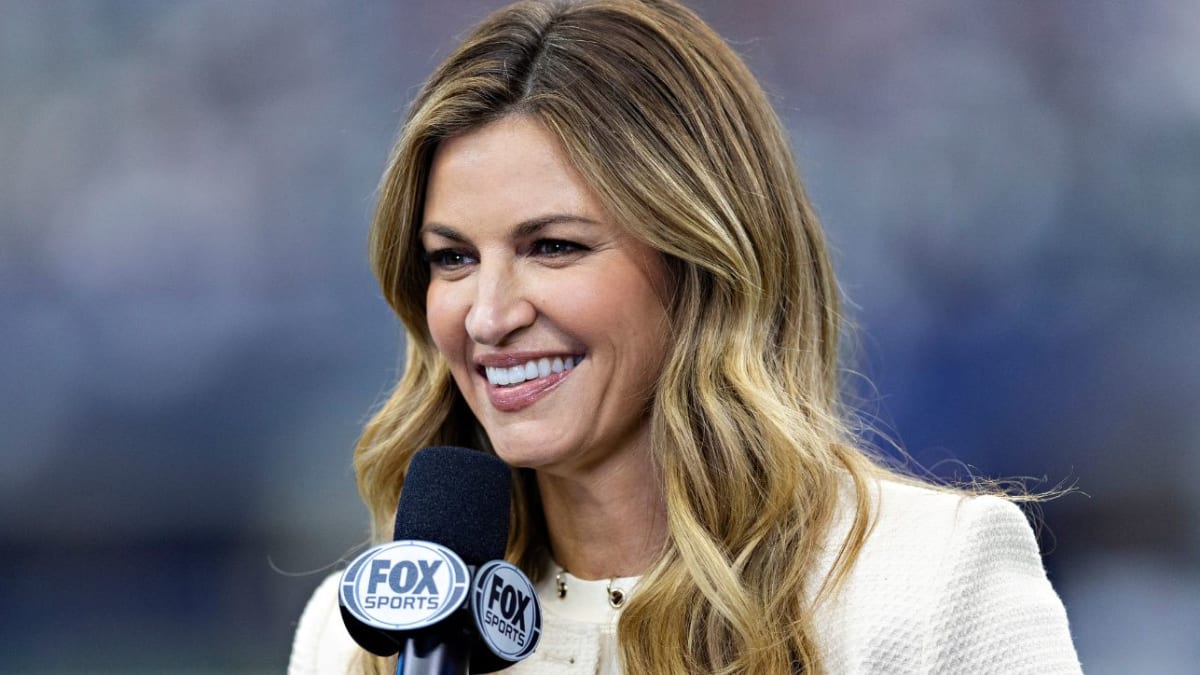 Fans Are Obsessed With Erin Andrews's Thanksgiving Game Day Outfit - Sports  Illustrated Lifestyle