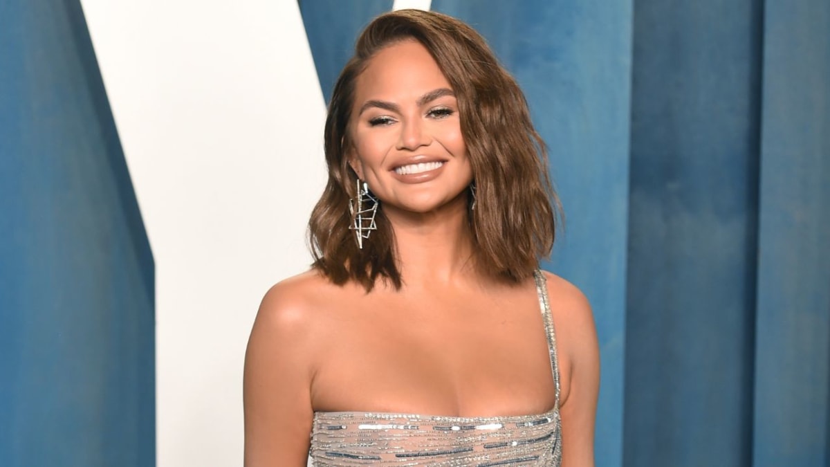 Chrissy Teigen Clothes and Outfits, Page 37