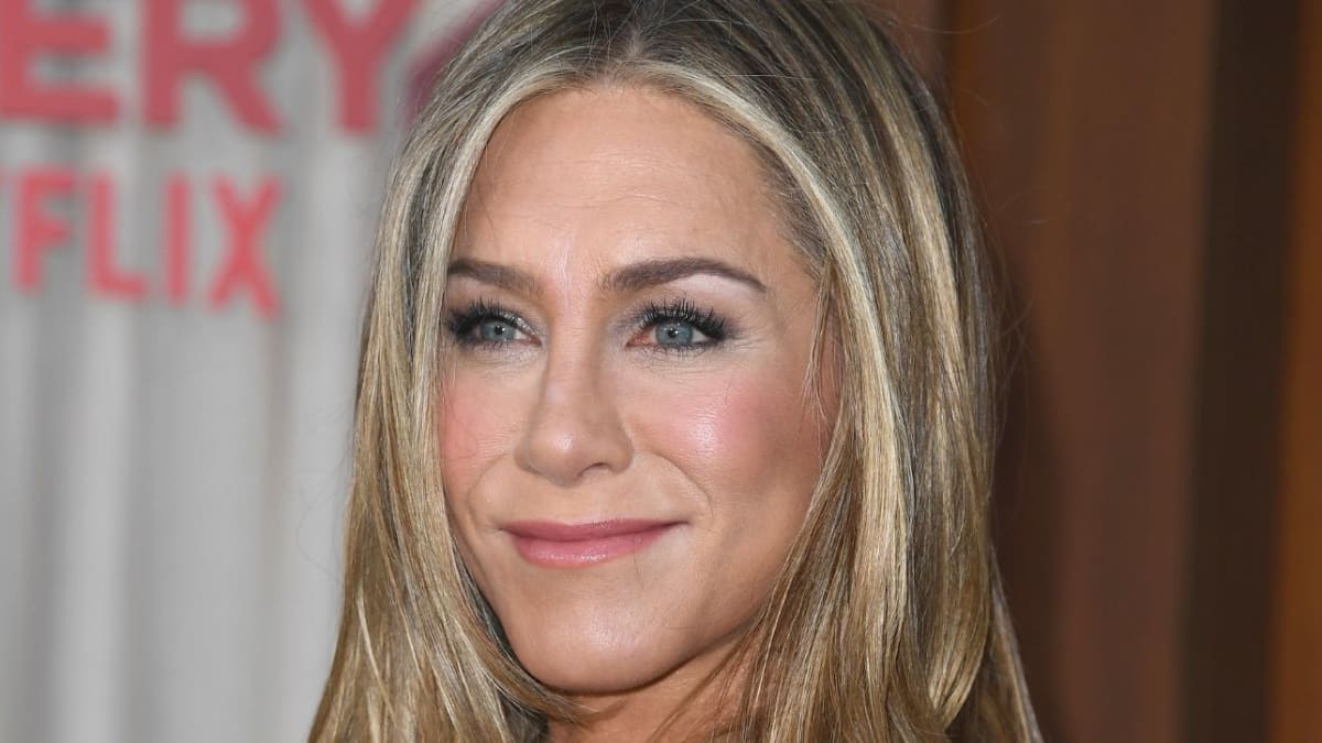 Jennifer Aniston goes bananas after receiving a backhanded