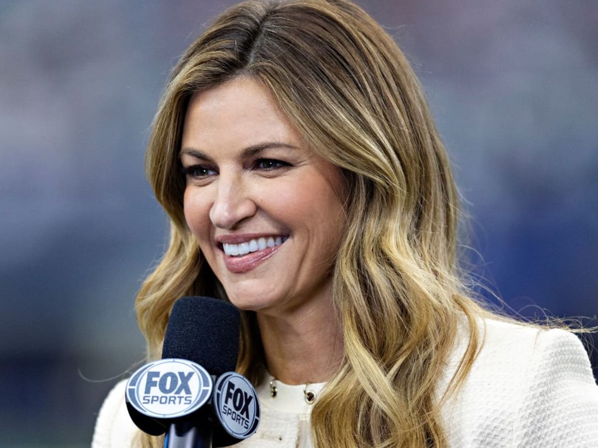 Erin Andrews Black Suit  Fox Sports Sideline Reporter Erin Suit