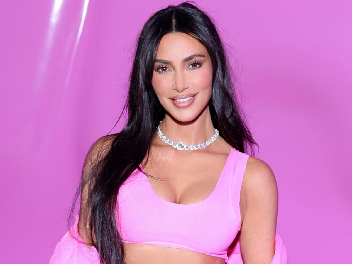 Kim Kardashian's Pink Crop Top & Tight Pants – Outfit Photos