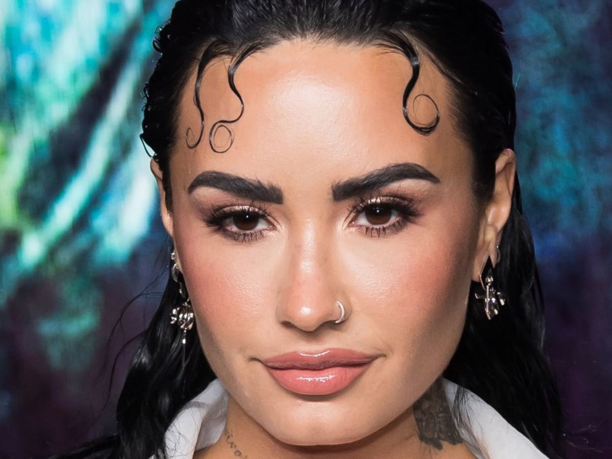 Demi lovato clearance nose piercing