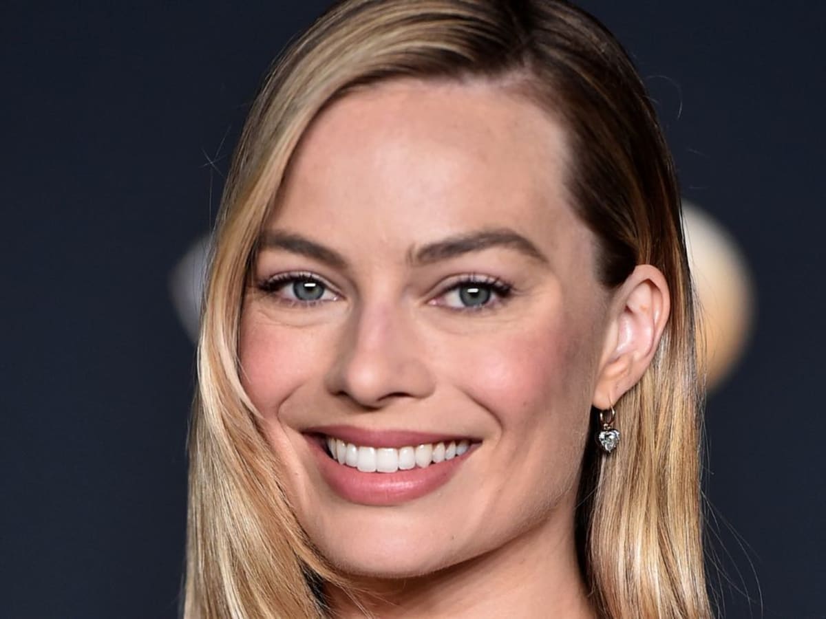 Margot Robbie Is Superb in Barbie-Like Pink-and-White Gingham Set ...