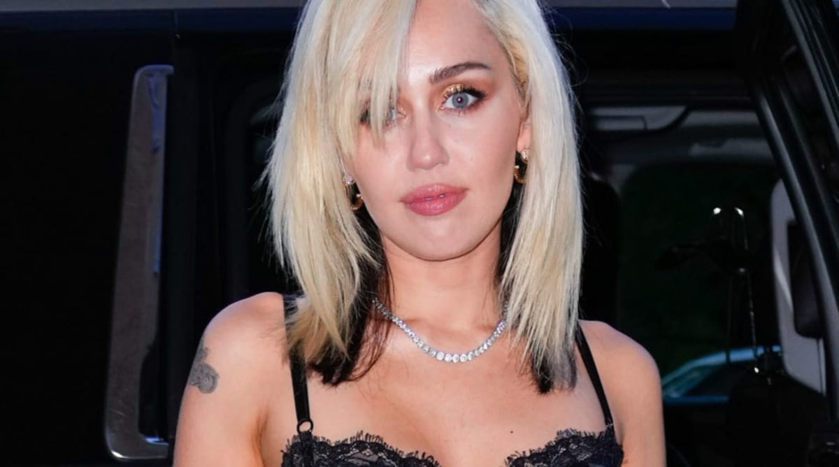 Miley Cyrus Looks Stunning in Gucci Corset and Leather Skirt