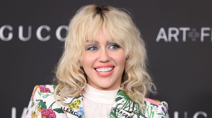 Miley Cyrus Promotes New Single ‘Flowers’ With Acoustic Shower Karaoke ...