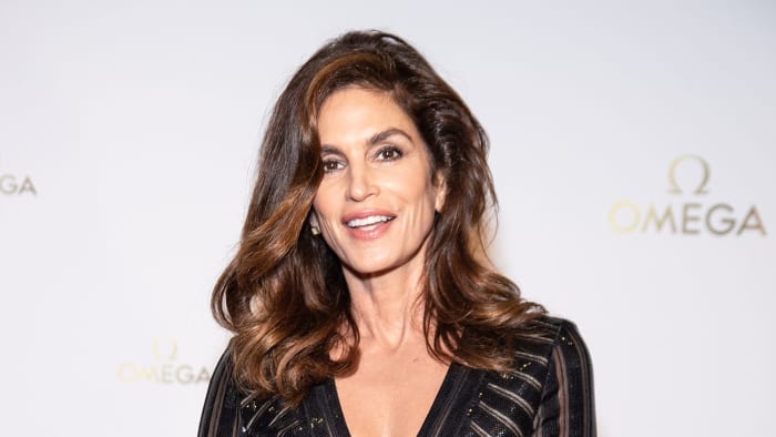 Cindy Crawford Shares Heartfelt Message on Importance of Surrounding ...