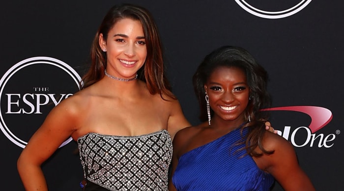 Olympic Gold Medalists Simone Biles Aly Raisman Are All Smiles In Swimsuit Photos Silifestyle 6346