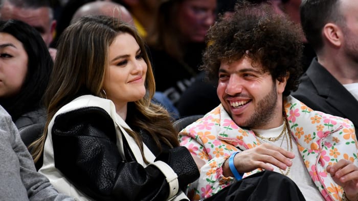 Selena Gomez And Benny Blanco Cozy Up Courtside At The Lakers Game Si Lifestyle