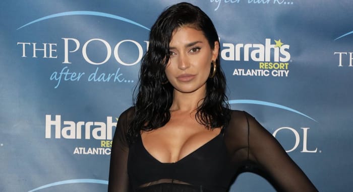 Nicole Williams English.