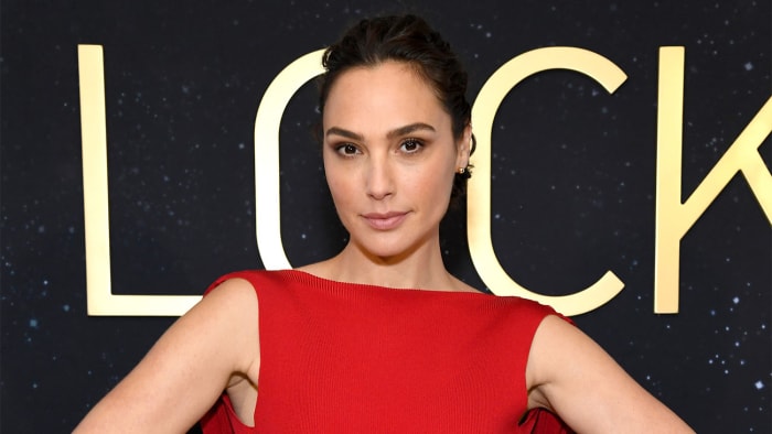 Gal Gadot Enjoys Tropical Getaway in Lilac Rope Bikini si lifestyle