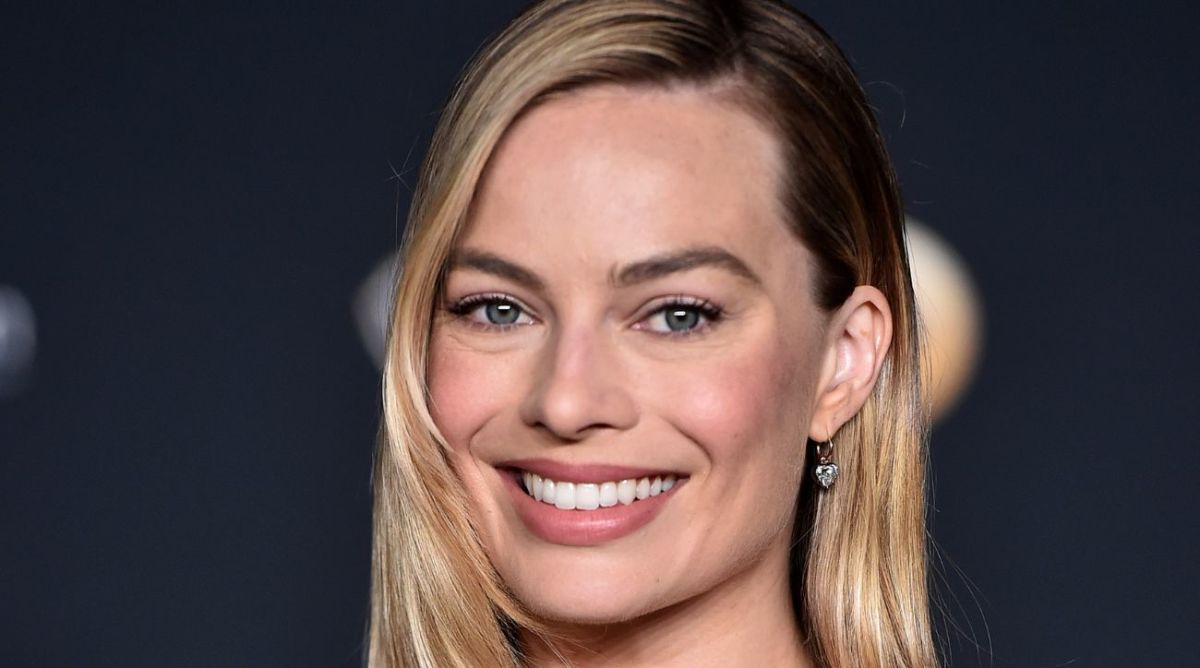 Margot Robbie Is Superb in Barbie-Like Pink-and-White Gingham Set ...