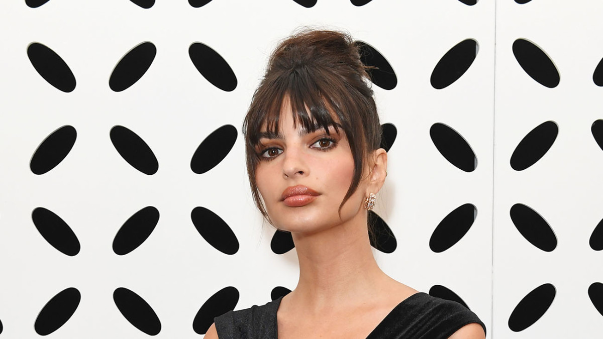 Emily Ratajkowski Debuts New Hair Color in Ultra-Plunging One-Piece ...