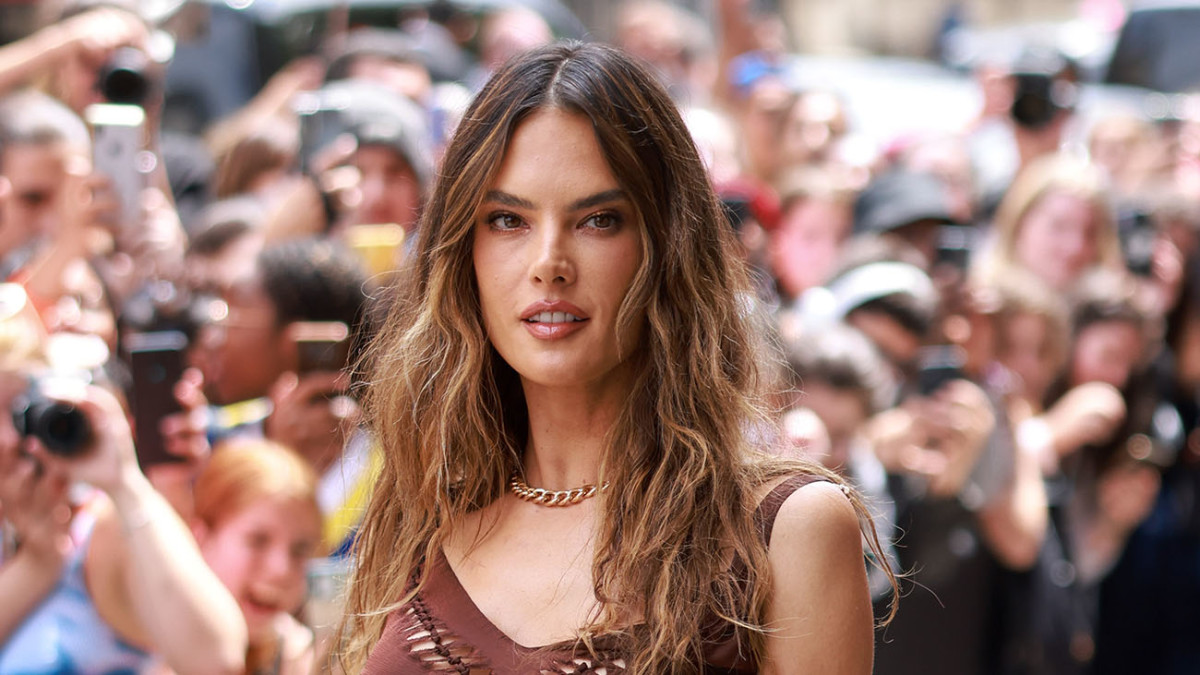 alessandra ambrosio steps out without makeup while carrying a