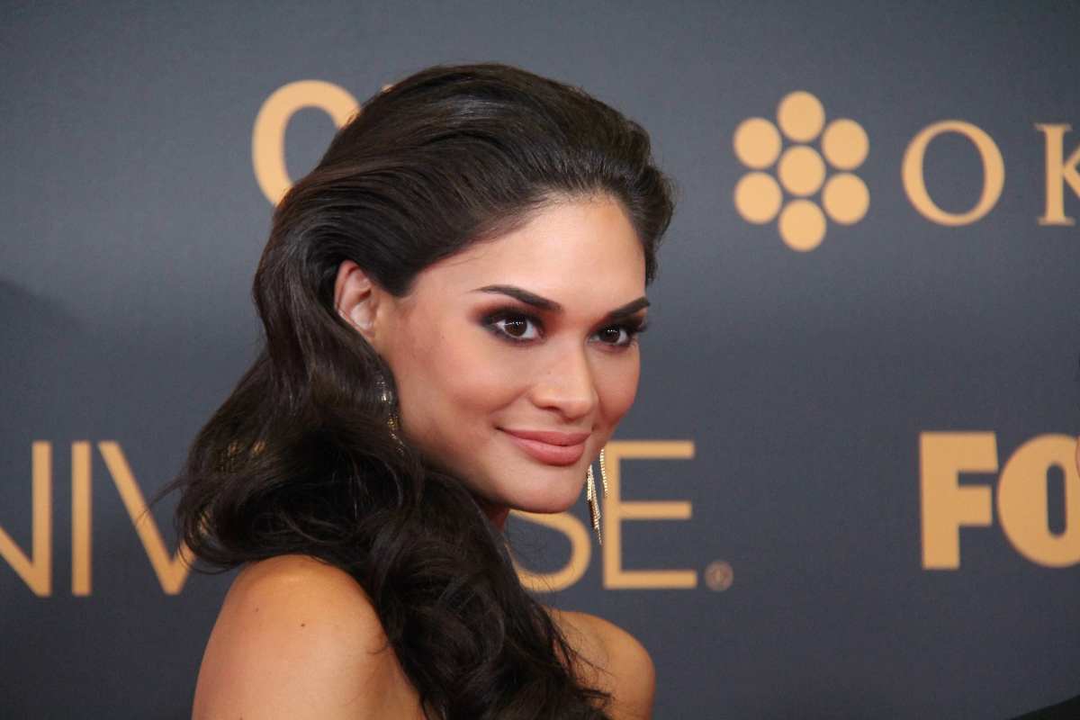 Miss Universe 2015 Pia Wurtzbach dazzles on the red carpet.