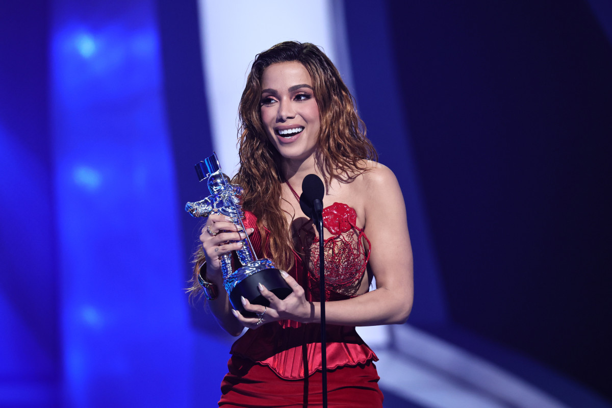 Anitta accepts the award for Best Latin video for “Envolver” at the 2022 MTV VMAs.