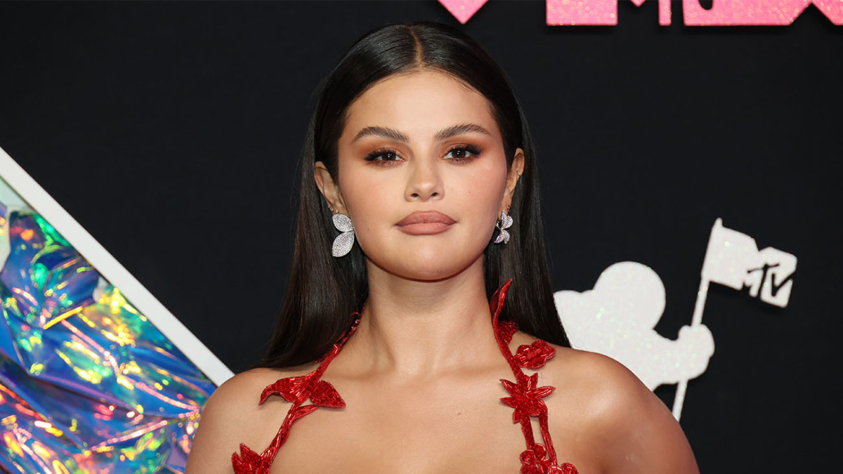 Selena Gomez Gives Relationship Status Update in Latest Hilarious ...