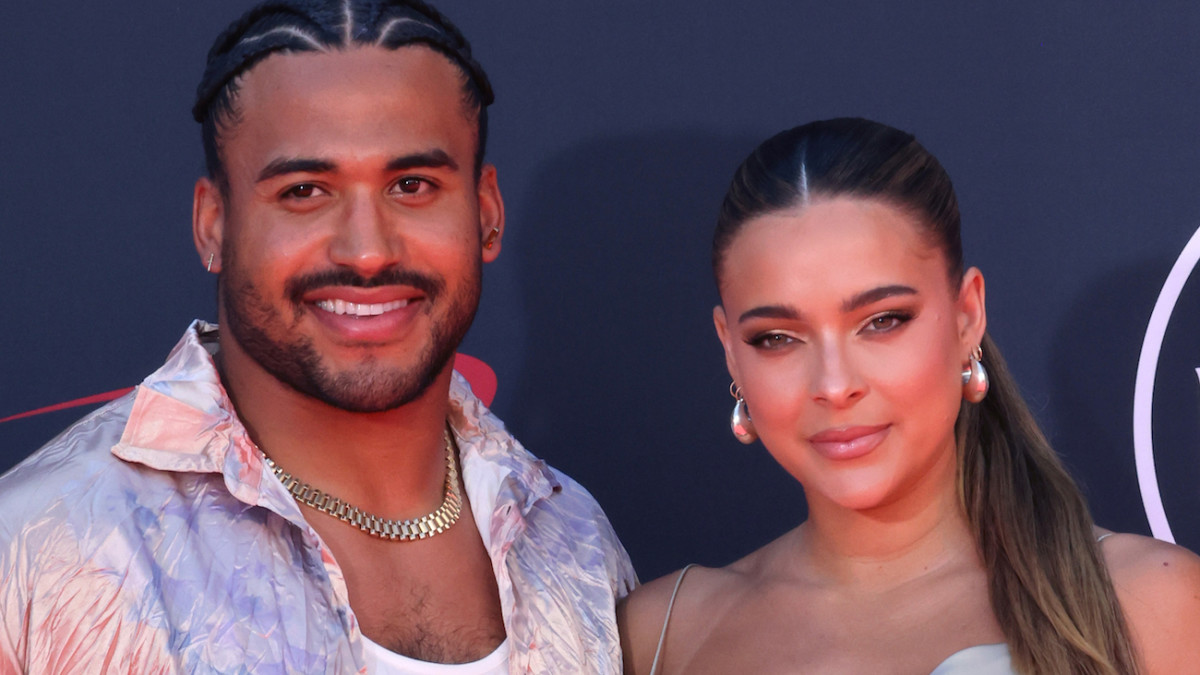 Eric Kendricks and Ally Courtnall pose together on a red carpet and smile for the camera.